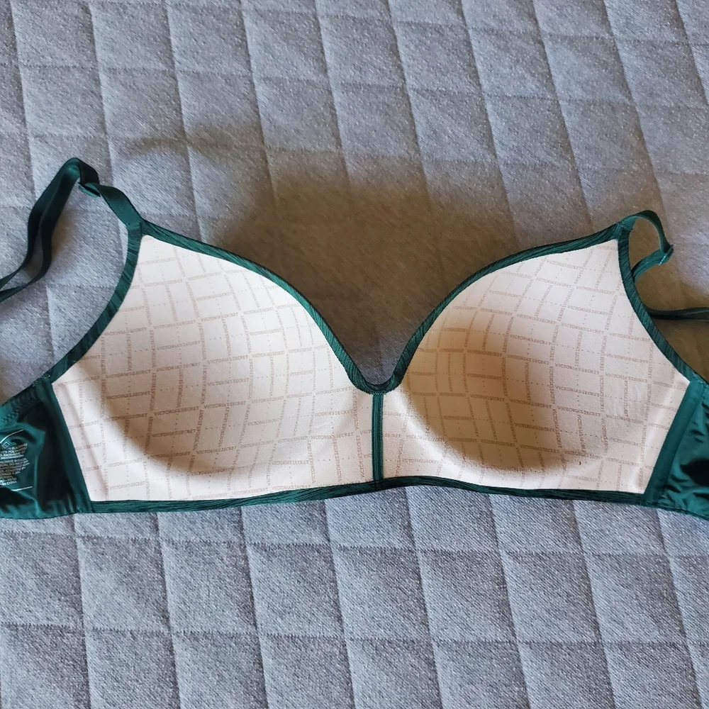 Victoria's Secret No-wire Bra 34D‎